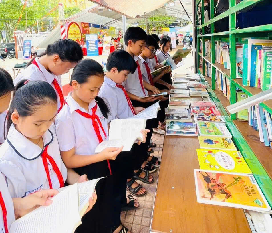 Cô Thu tổ chức nhiều hoạt động lan toả văn hoá đọc đến các em học sinh. Cô Thu tổ chức nhiều hoạt động lan toả văn hoá đọc đến các em học sinh.