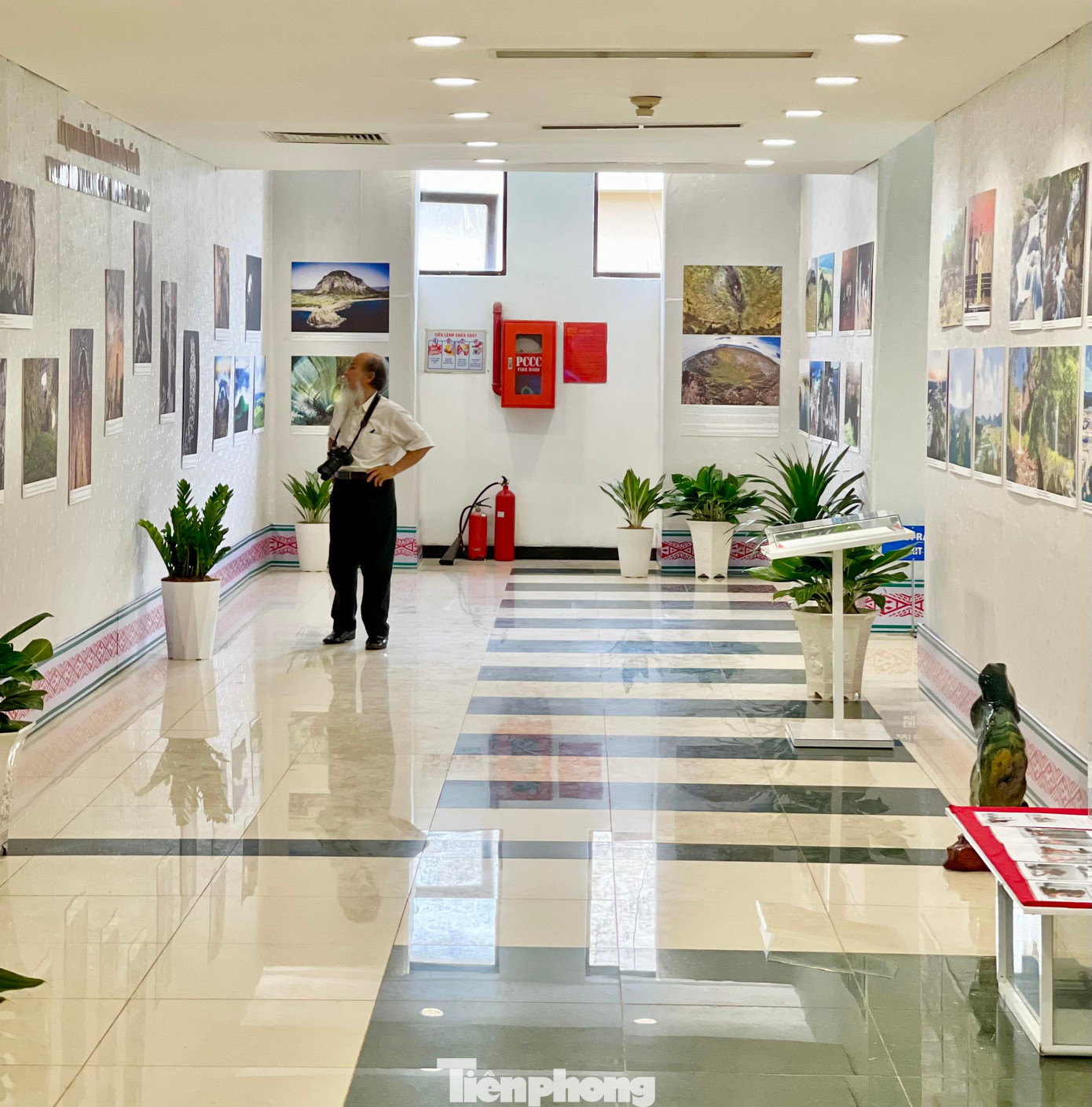 Một du khách thích thú chiêm ngưỡng hình ảnh hang động núi lửa Một du khách thích thú chiêm ngưỡng hình ảnh hang động núi lửa