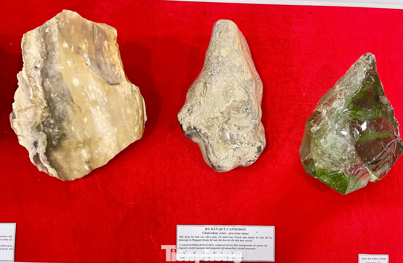 Một biến thể dạng kết tinh của thạch anh như đá Mã Não và đá Bán Quý Canxedo Một biến thể dạng kết tinh của thạch anh như đá Mã Não và đá Bán Quý Canxedo