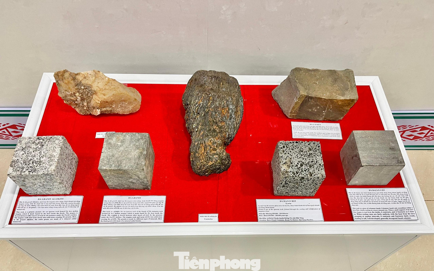 Các mẫu đá Granit alaskite, Tuamalin, Bazan bọt Scoria,... có niên đại 600.000 - 300.000 năm Các mẫu đá Granit alaskite, Tuamalin, Bazan bọt Scoria,... có niên đại 600.000 - 300.000 năm