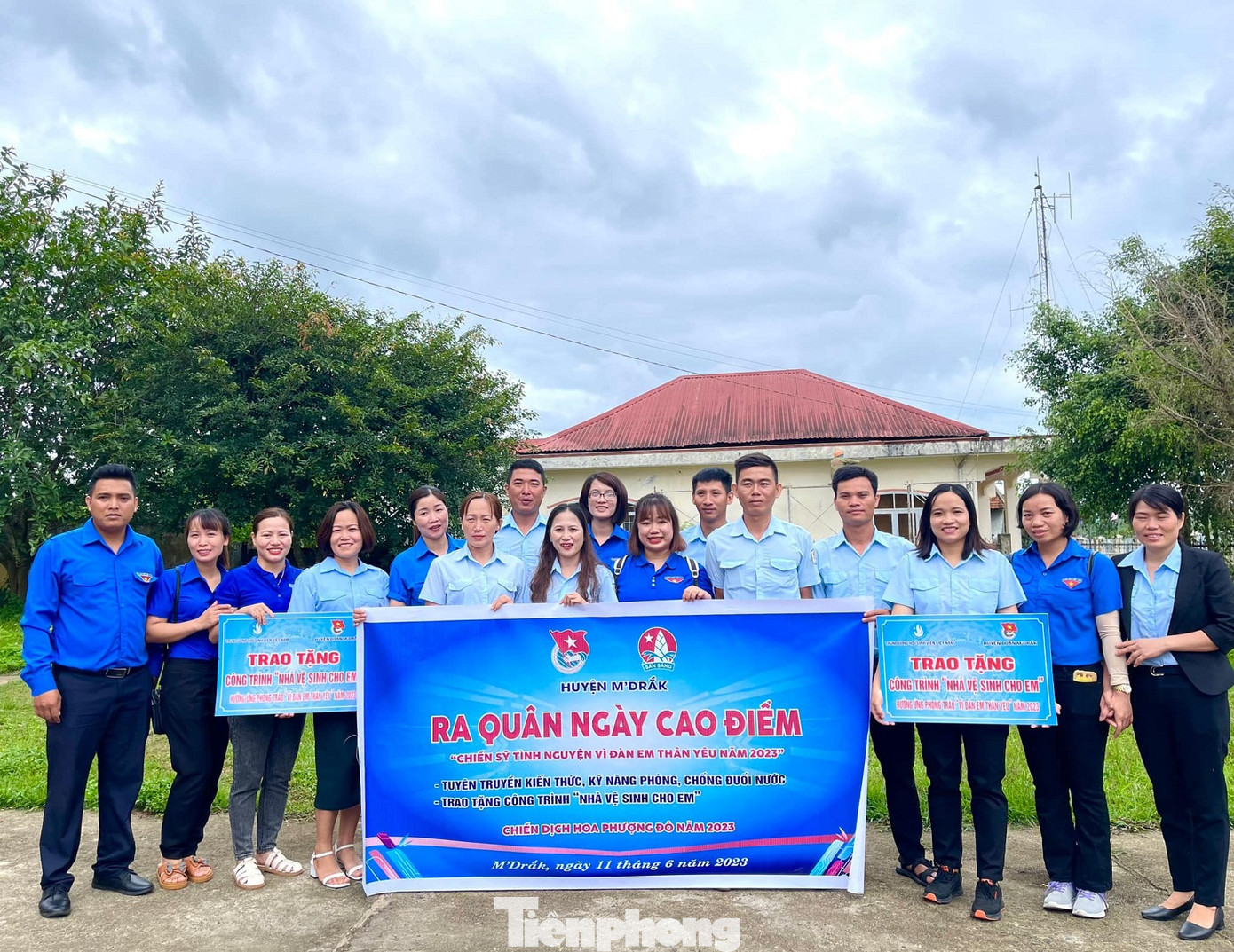 Huyện Đoàn M'Đrắk ra quân ngày cao điểm chiến sĩ tình nguyện vì đàn em thân yêu