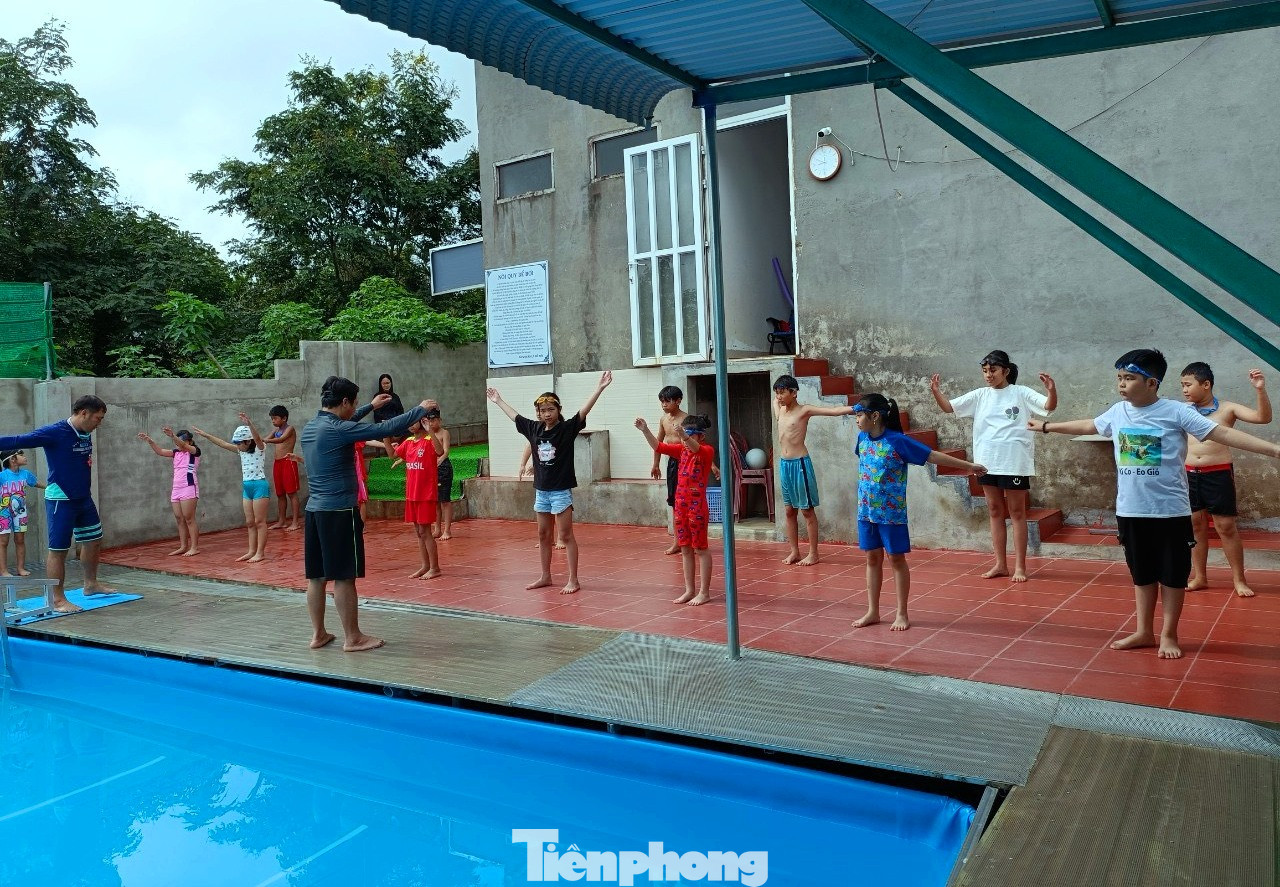 Nhiều học sinh thích thú khi tham gia lớp bơi