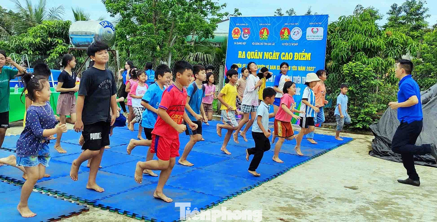 Học viên khởi động trước khi vào học bơi