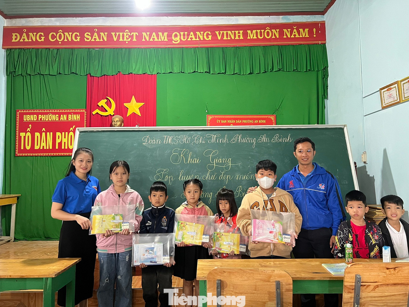 Đoàn Phường An Bình đã hỗ trợ vở và bút cho các em tham gia lớp học