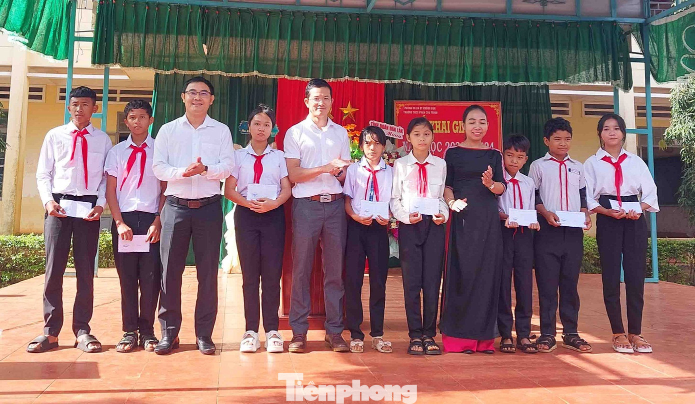 Học sinh có hoàn cảnh đặc biệt khó khăn của huyện Krông Búk nhận học bổng