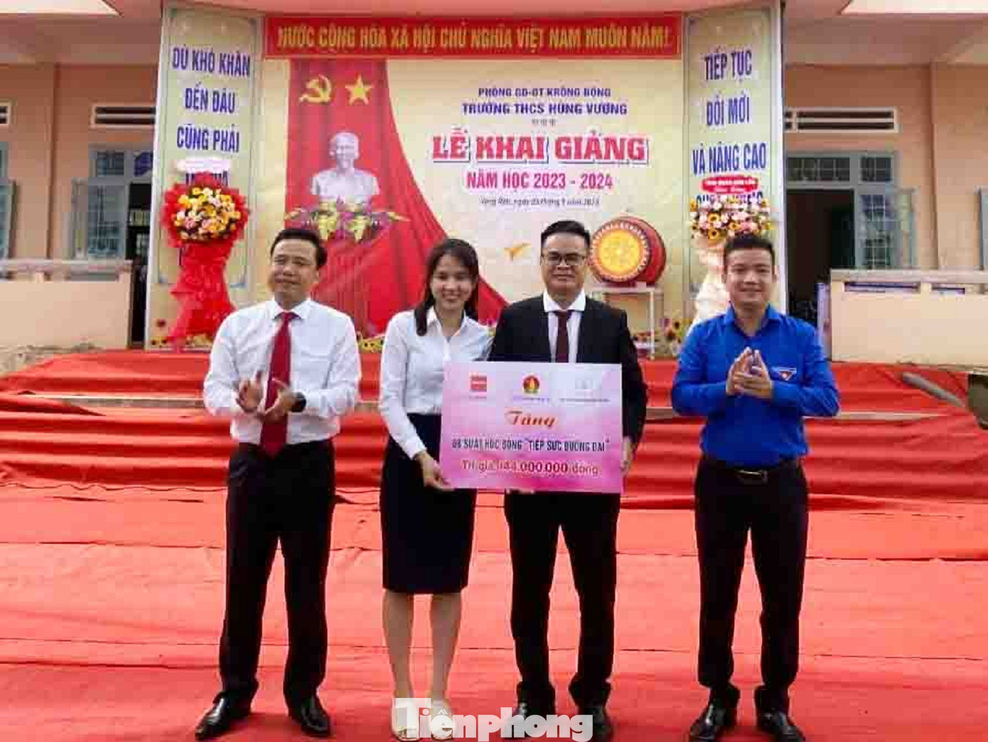 Anh Trần Doãn Tới - Phó Bí thư Tỉnh Đoàn Đắk Lắk và bà Nguyễn Thị Lan Anh - Phó Giám đốc nha khoa Phúc Nguyên trao bảng tượng trưng cho lãnh đạo trường THCS Hùng Vương (huyện Krông Bông)