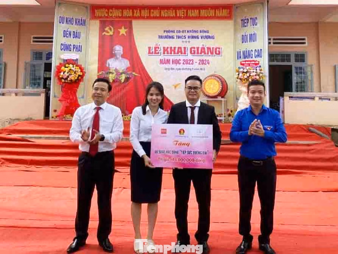 Anh Trần Doãn Tới - Phó Bí thư Tỉnh Đoàn Đắk Lắk và bà Nguyễn Thị Lan Anh - Phó Giám đốc nha khoa Phúc Nguyên trao bảng tượng trưng cho lãnh đạo trường THCS Hùng Vương (huyện Krông Bông)