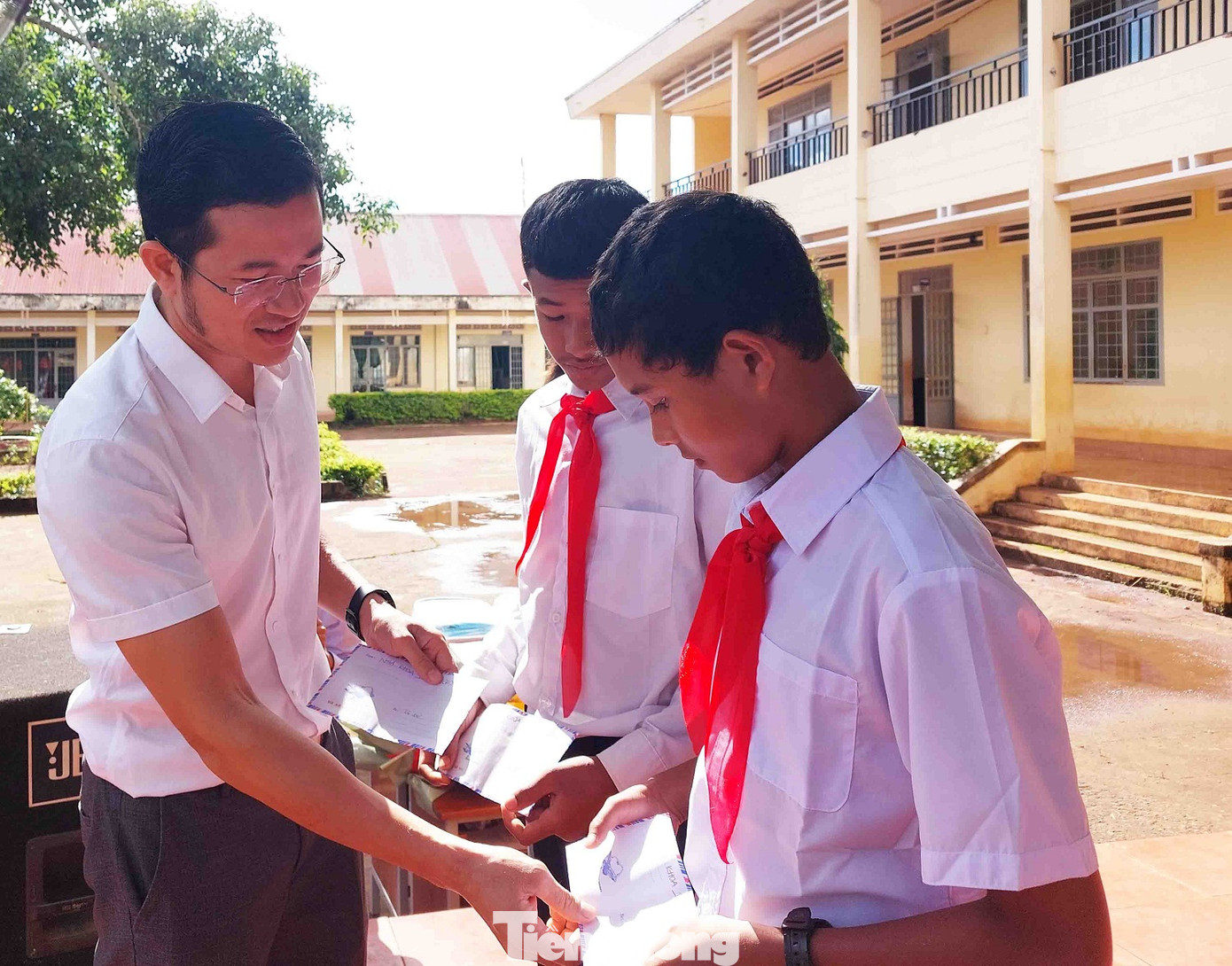 Nhà báo Nguyễn Văn Tuấn trao học bổng cho học sinh hoàn cảnh đặc biệt khó khăn