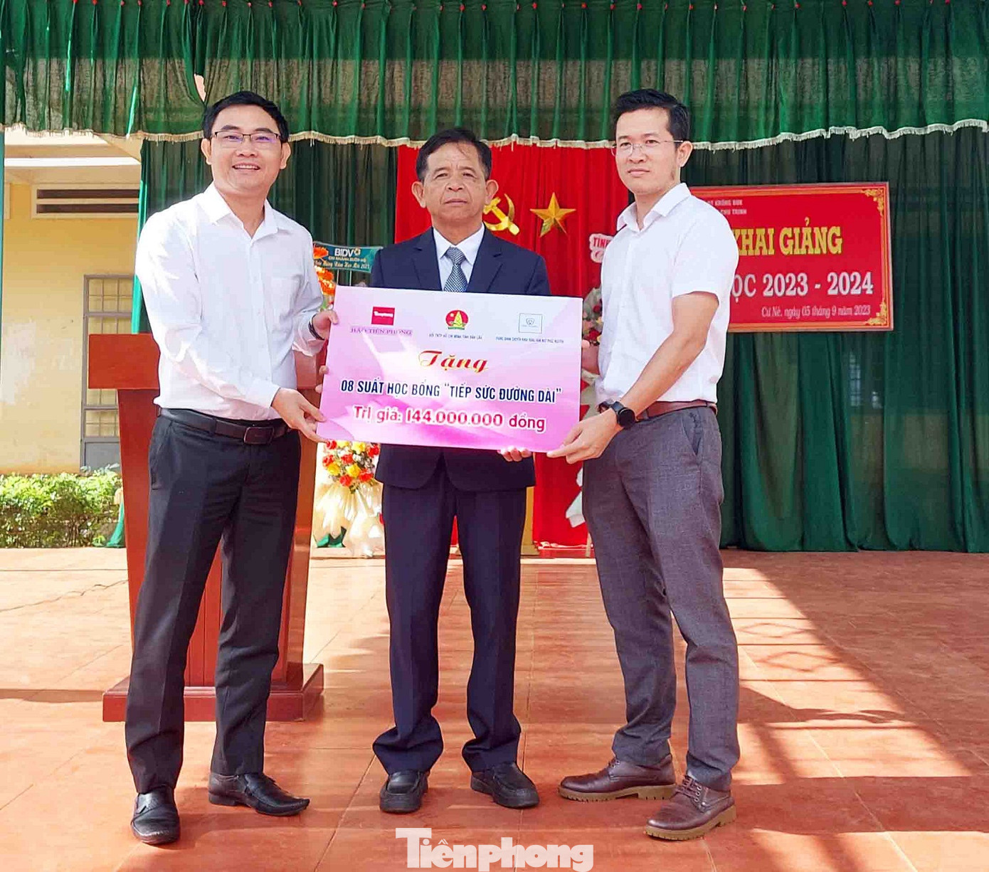 Nhà báo Nguyễn Văn Tuấn, phụ trách VPĐD báo Tiền Phong khu vực Tây Nguyên và bác sĩ Nguyễn Văn Mạnh, Phó giám đốc Nha khoa Phúc Nguyên trao bảng tượng trưng cho lãnh đạo trường THCS Phan Chu Trinh