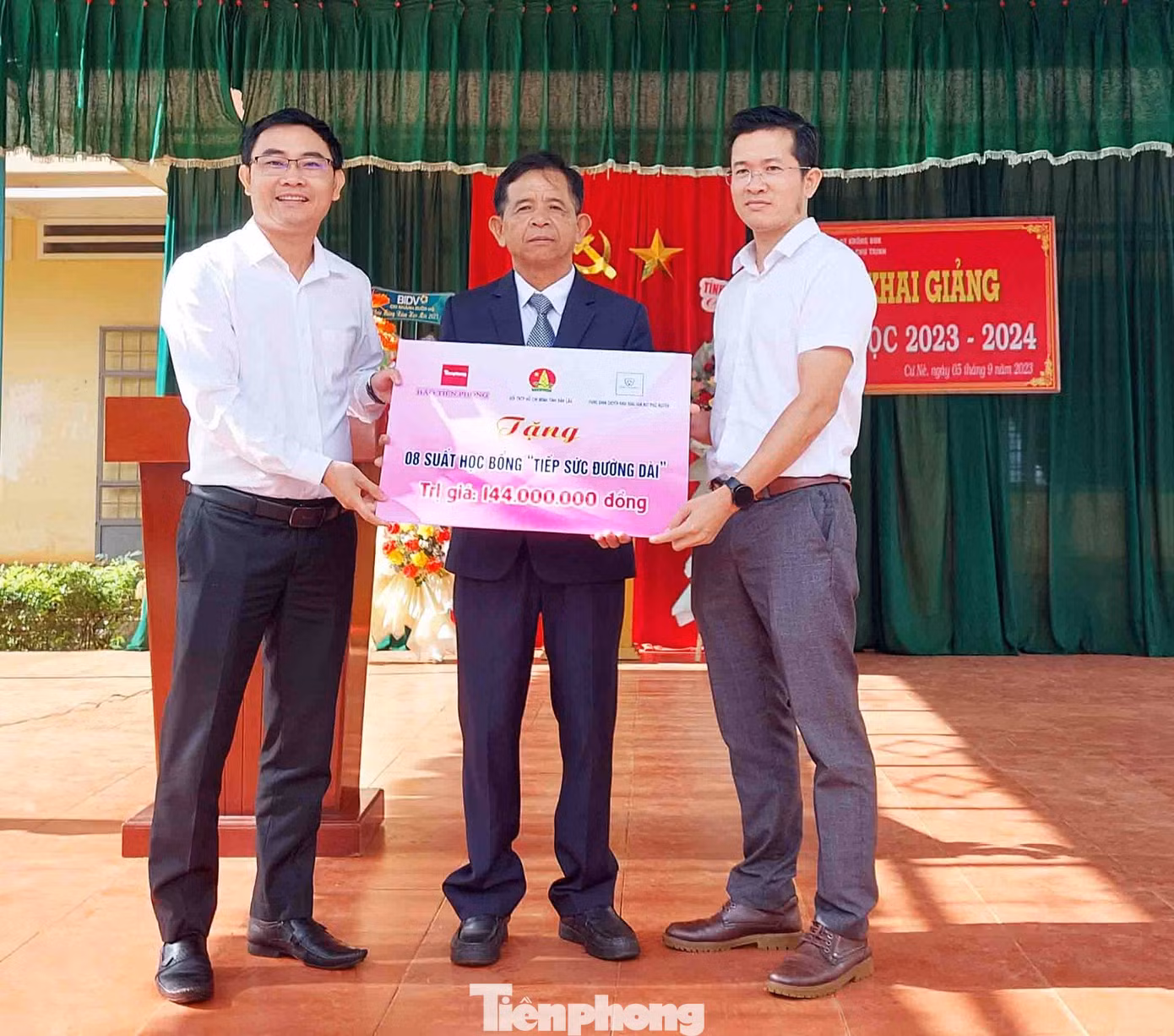 Nhà báo Nguyễn Văn Tuấn, phụ trách VPĐD báo Tiền Phong khu vực Tây Nguyên và bác sĩ Nguyễn Văn Mạnh, Phó giám đốc Nha khoa Phúc Nguyên trao bảng tượng trưng cho lãnh đạo trường THCS Phan Chu Trinh