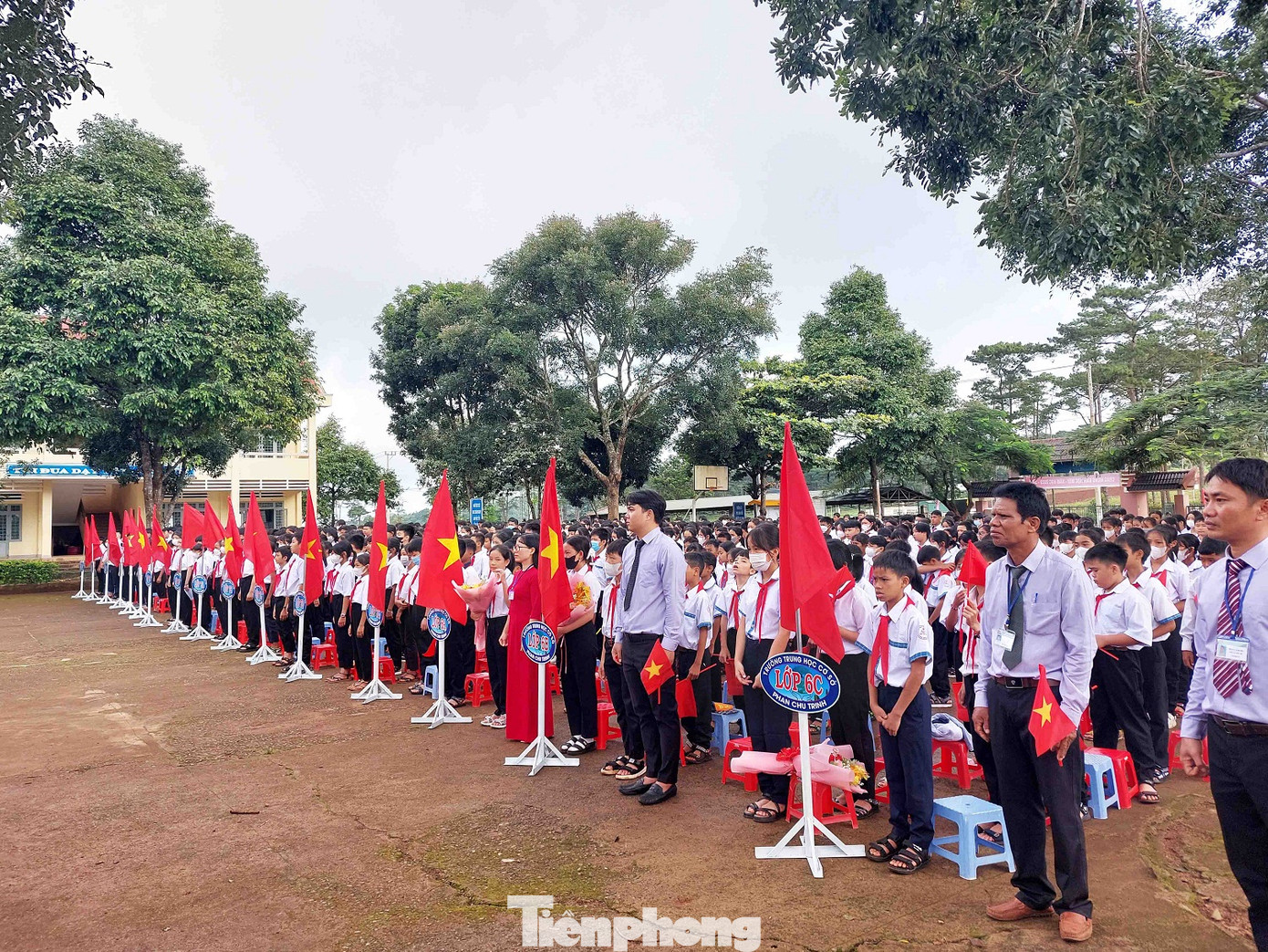 Học sinh trường THCS Phan Chu Trinh (huyện Krông Búk) dự lễ khai giảng năm học mới