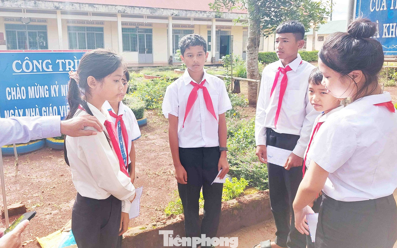 Sau khi nhận học bổng, các em chia sẻ cảm xúc với nhau