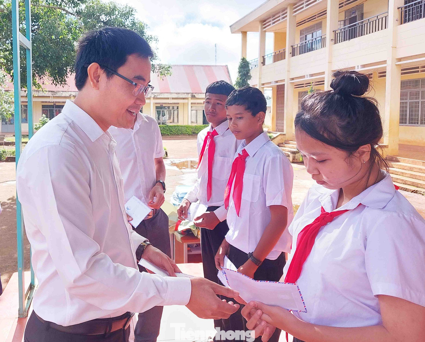 Bác sĩ Nguyễn Văn Mạnh - Phó Giám đốc Nha khoa Phúc Nguyên trao học bổng cho học sinh khó khăn tại lễ khai giảng