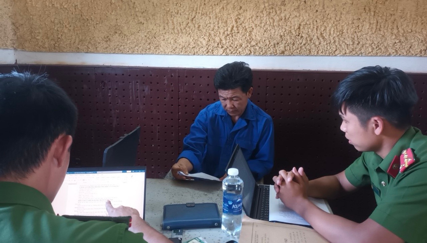 Đối tượng Trần Huy Hoàng tại cơ quan công an Đối tượng Trần Huy Hoàng tại cơ quan công an