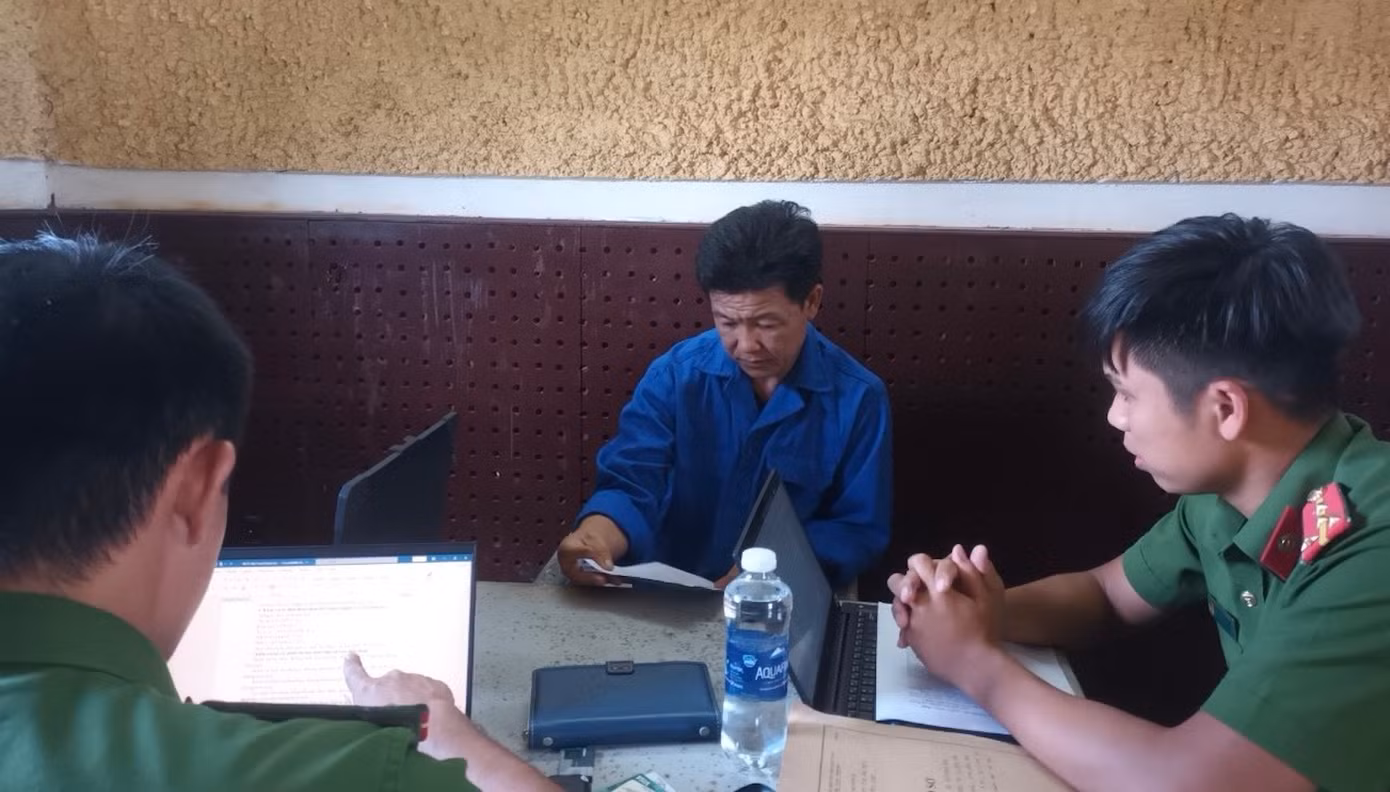 Đối tượng Trần Huy Hoàng tại cơ quan công an