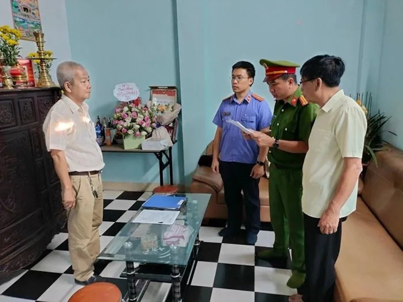 Cơ quan điều tra tống đạt các quyết định khởi tố đối với ông Nguyễn Hoàng