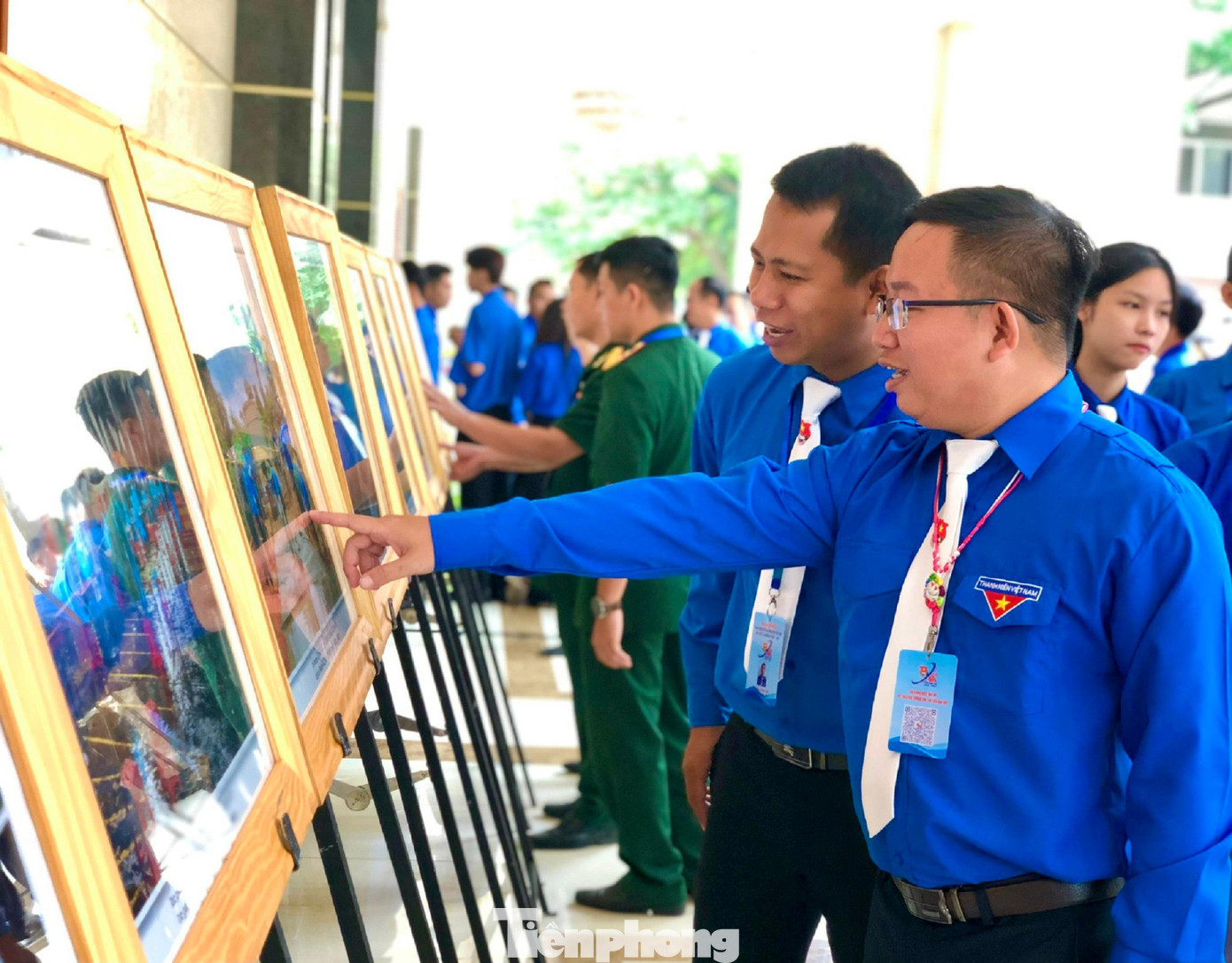 Đại biểu tham quan các tác phẩm đoạt giải cuộc thi ảnh Màu áo xanh tôi yêu