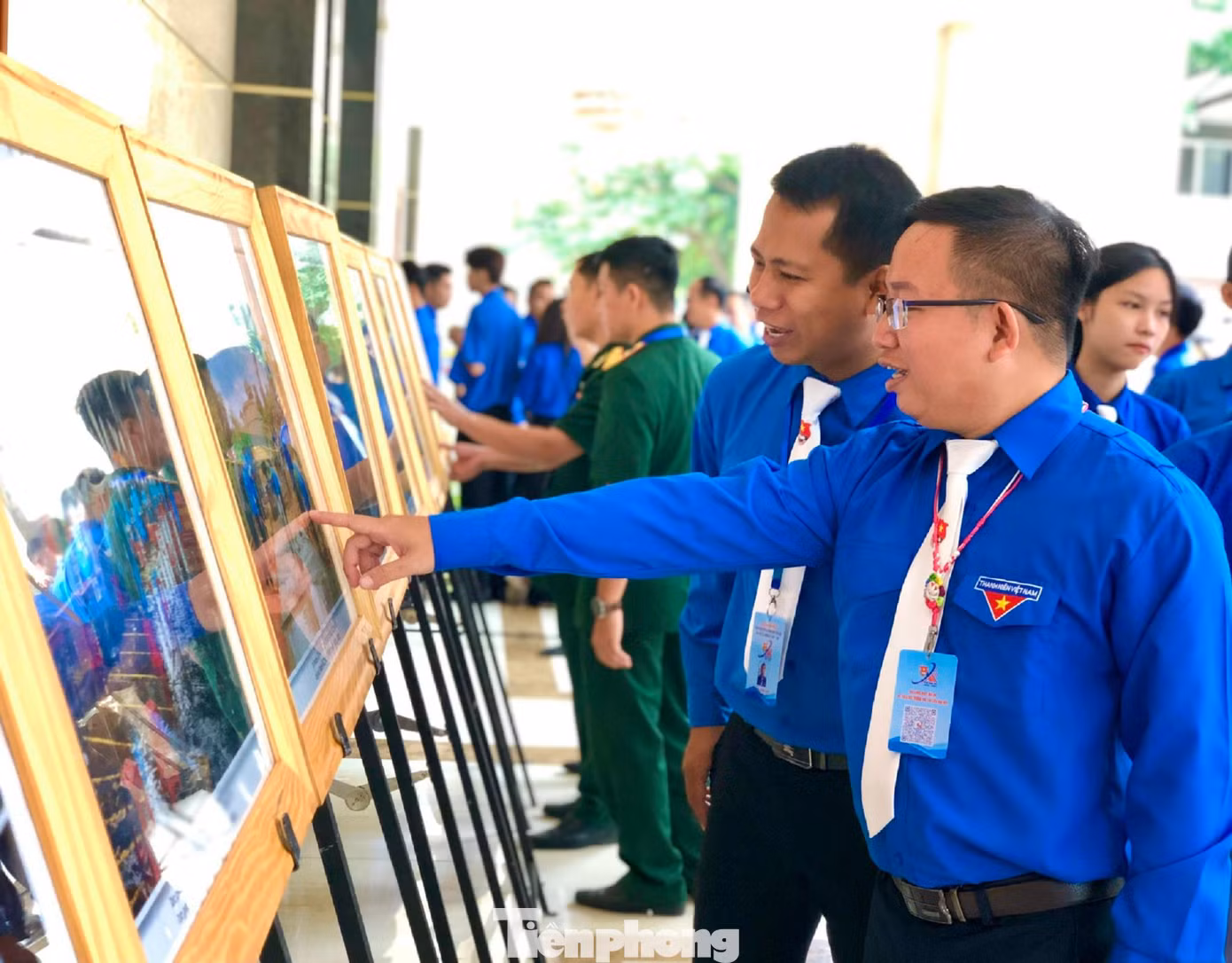 Đại biểu tham quan các tác phẩm đoạt giải cuộc thi ảnh Màu áo xanh tôi yêu