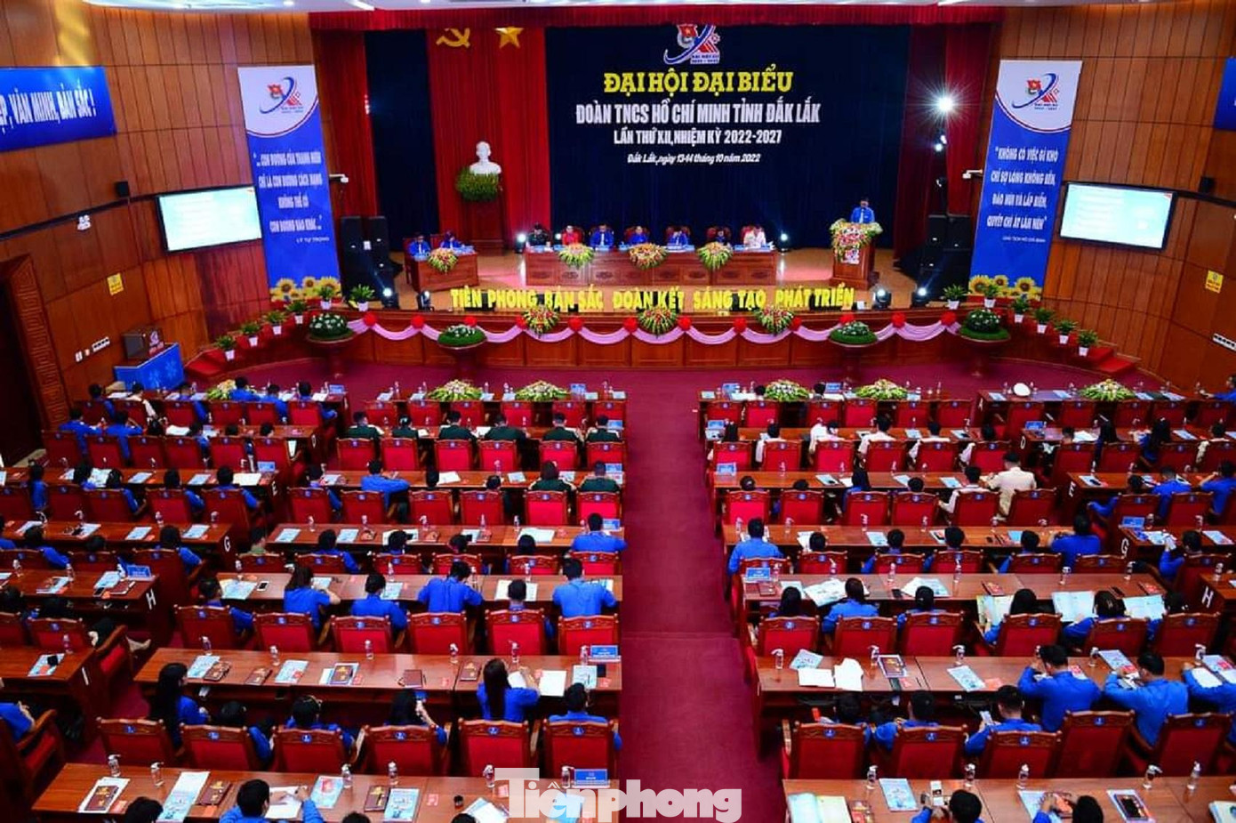 Toàn cảnh phiên làm việc thứ nhất Toàn cảnh phiên làm việc thứ nhất