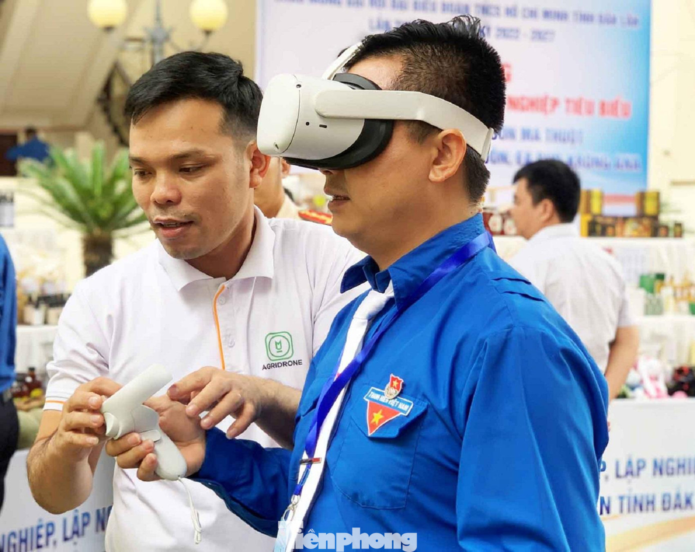 Nhiều đại biểu thích thú khi trải nghiệm sàn nông sản trên vũ trụ ảo Nhiều đại biểu thích thú khi trải nghiệm sàn nông sản trên vũ trụ ảo