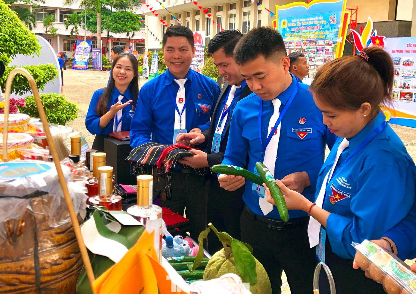 Đại biểu tham quan các gian hàng trưng bày sản phẩm khởi nghiệp