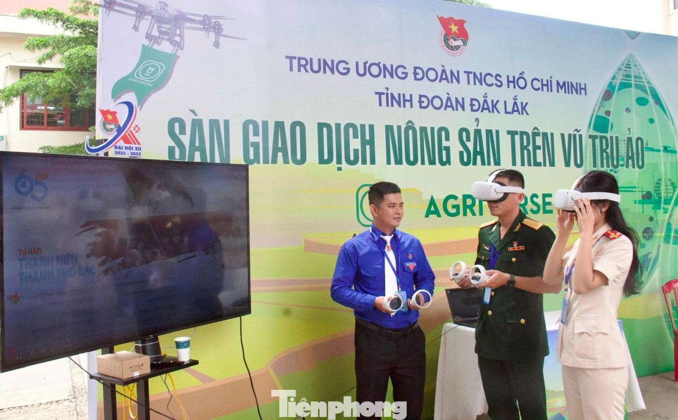 Đại biểu trải nghiệm sàn nông sản trên vũ trụ ảo Đại biểu trải nghiệm sàn nông sản trên vũ trụ ảo