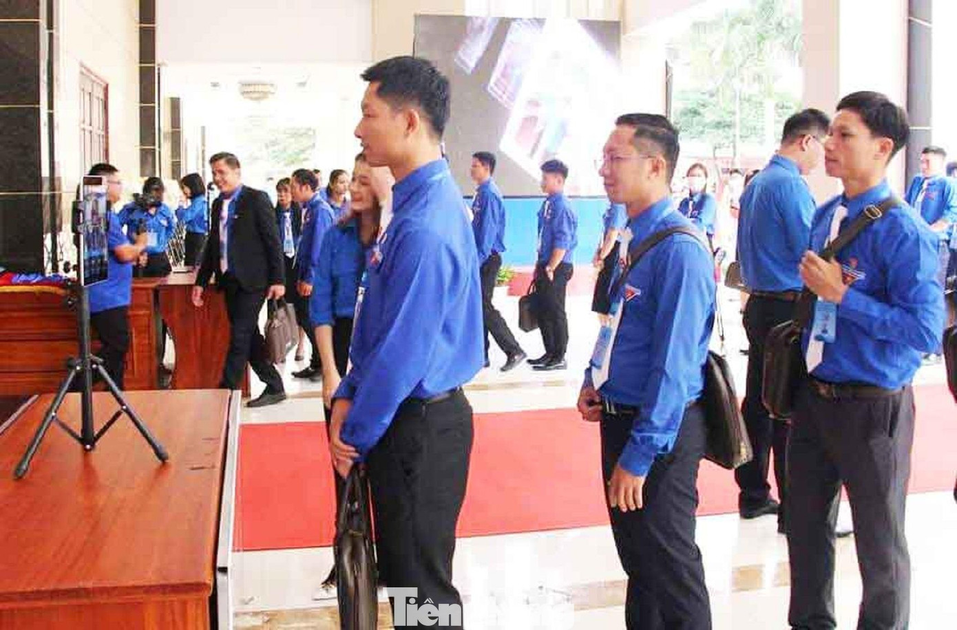 Đại biểu điểm danh bằng nhận diện khuôn mặt Đại biểu điểm danh bằng nhận diện khuôn mặt