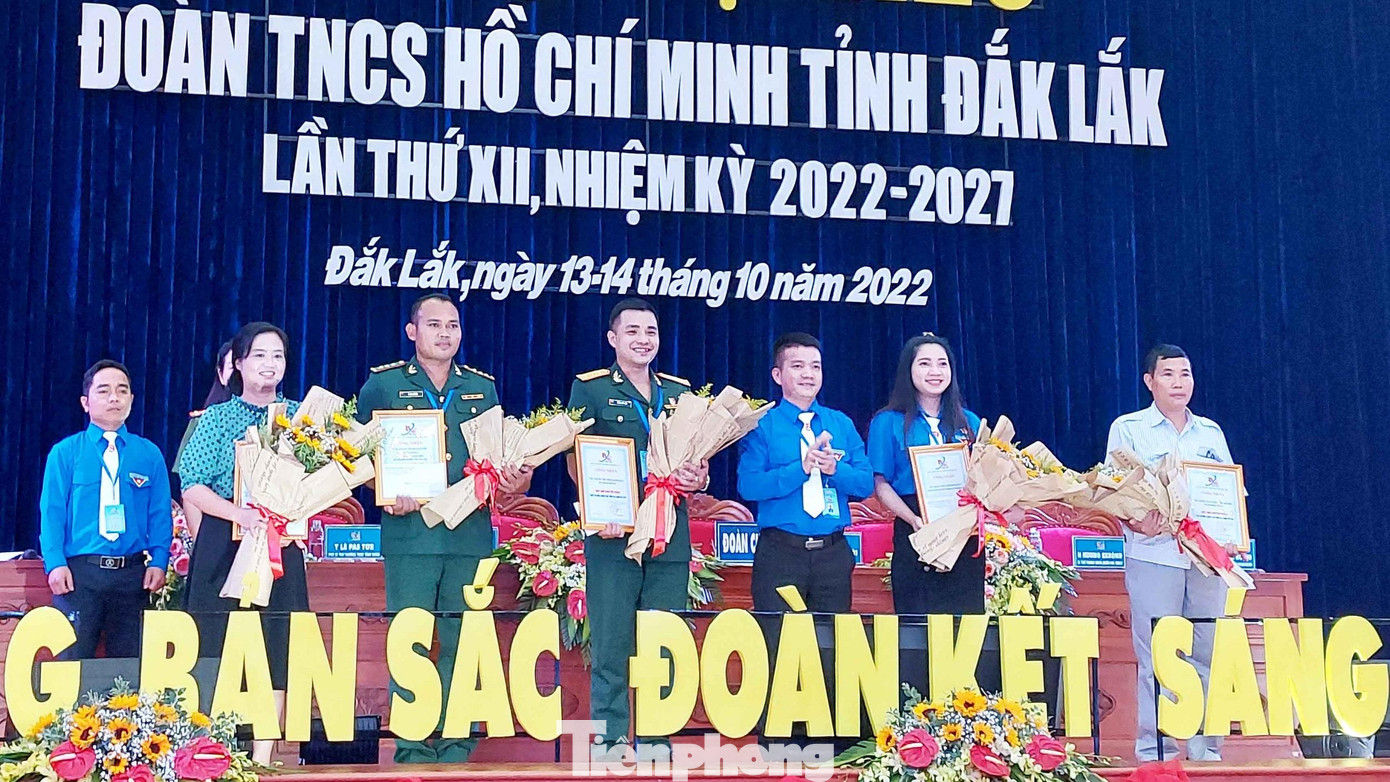 Các tác giả có tác phẩm xuất sắc cuộc thi ảnh 'Màu áo xanh tôi yêu' được trao giải tại Đại hội. Tác giả Dương Hoài An (ngoài cùng, bìa phải) đoạt giải nhất.