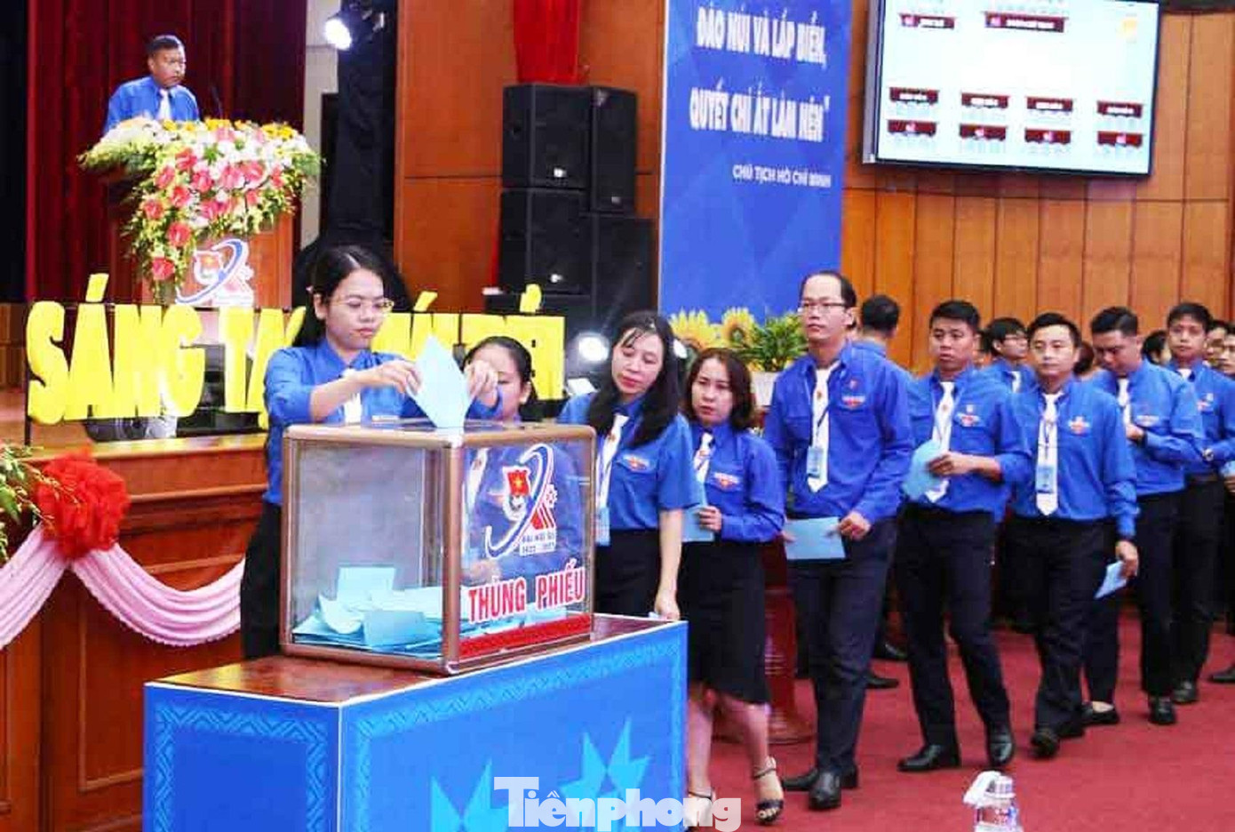 Đoàn viên thanh niên bỏ phiếu bầu Ban Chấp hành Đoàn viên thanh niên bỏ phiếu bầu Ban Chấp hành