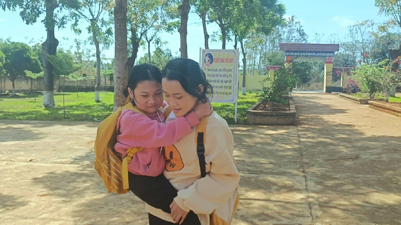 Chíu Thị Thắm bế Trà My vào lớp học