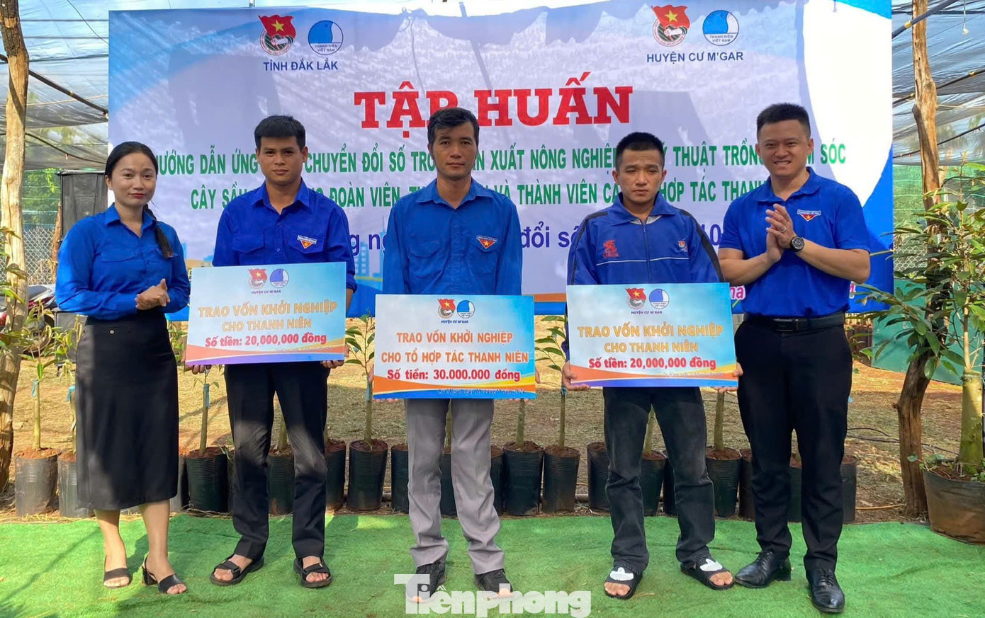 Nhiều thanh niên trên địa bàn huyện Cư M'gar được trao vốn khởi nghiệp phát triển kinh tế Nhiều thanh niên trên địa bàn huyện Cư M'gar được trao vốn khởi nghiệp phát triển kinh tế