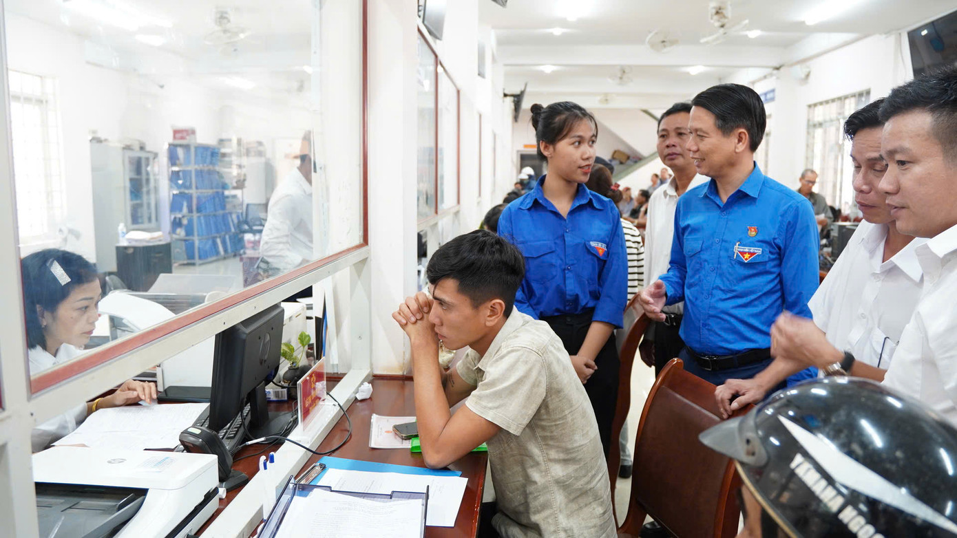 Bên cạnh đó, hỗ trợ cán bộ, công chức và người dân tiếp cận, sử dụng hiệu quả dịch vụ công trực tuyến và các nền tảng số. Qua đó, tạo môi trường rèn luyện, cống hiến cho lực lượng trẻ, góp phần xây dựng chính quyền số, xã hội số ngay từ cơ sở.