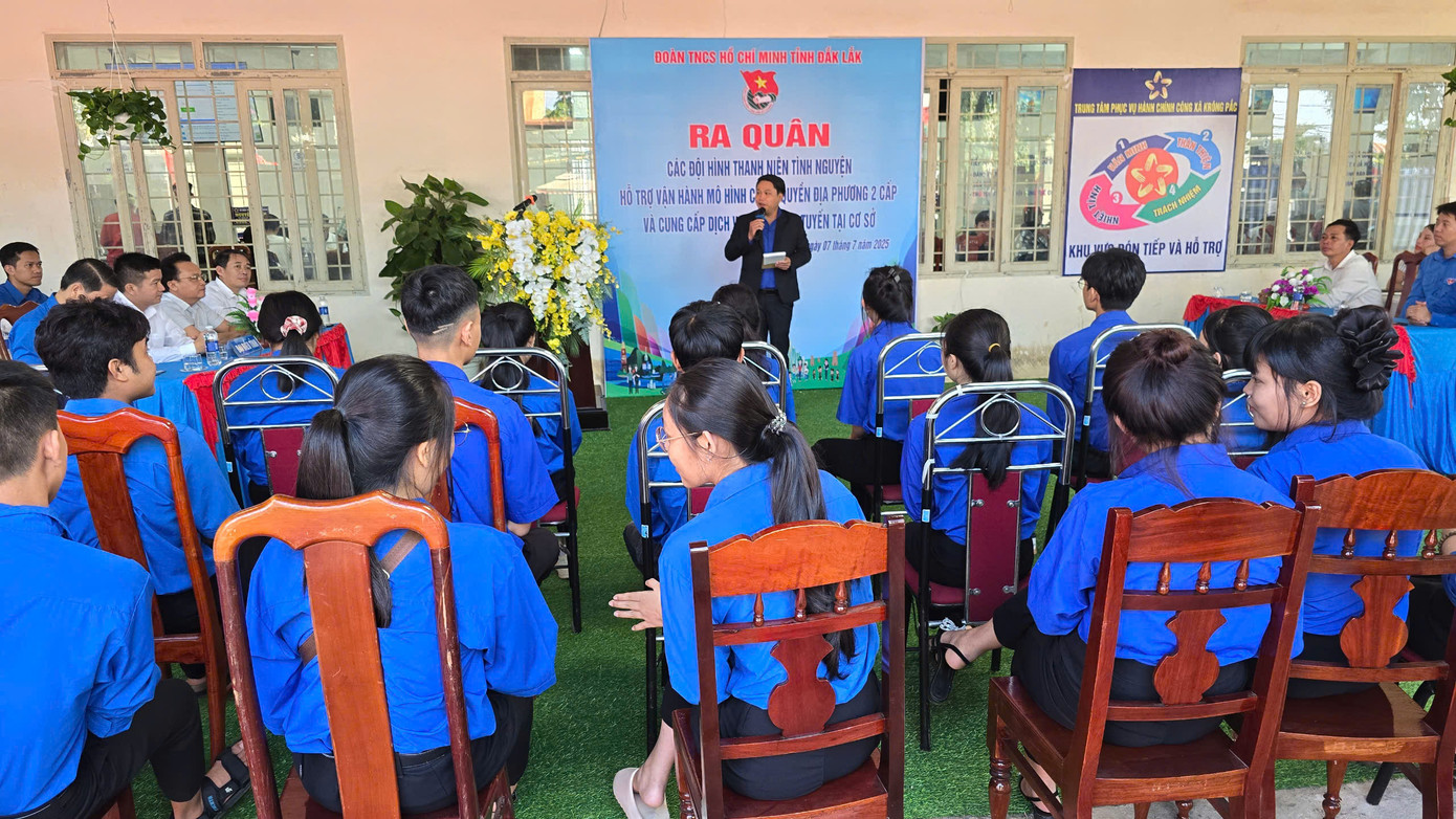 Sáng cùng ngày (7/7), tại Trung tâm Phục vụ Hành chính công xã Krông Pắc, Tỉnh Đoàn Đắk Lắk tổ chức ra quân đội hình thanh niên tình nguyện hỗ trợ vận hành mô hình chính quyền 2 cấp (cấp tỉnh, cấp xã) và cung cấp dịch vụ công trực tuyến tại cơ sở.