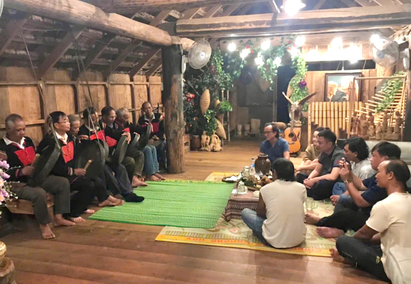 Du khách thích thú và ấn tượng với nét văn hoá truyền thống của đồng bào dân tộc thiểu số ở Đắk Lắk.