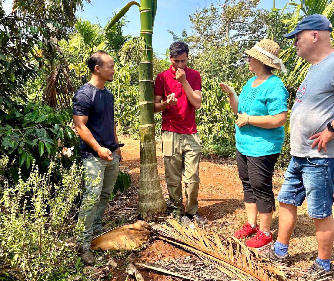 Ông Y Bhiông (bìa trái) dẫn du khách đi trải nghiệm.