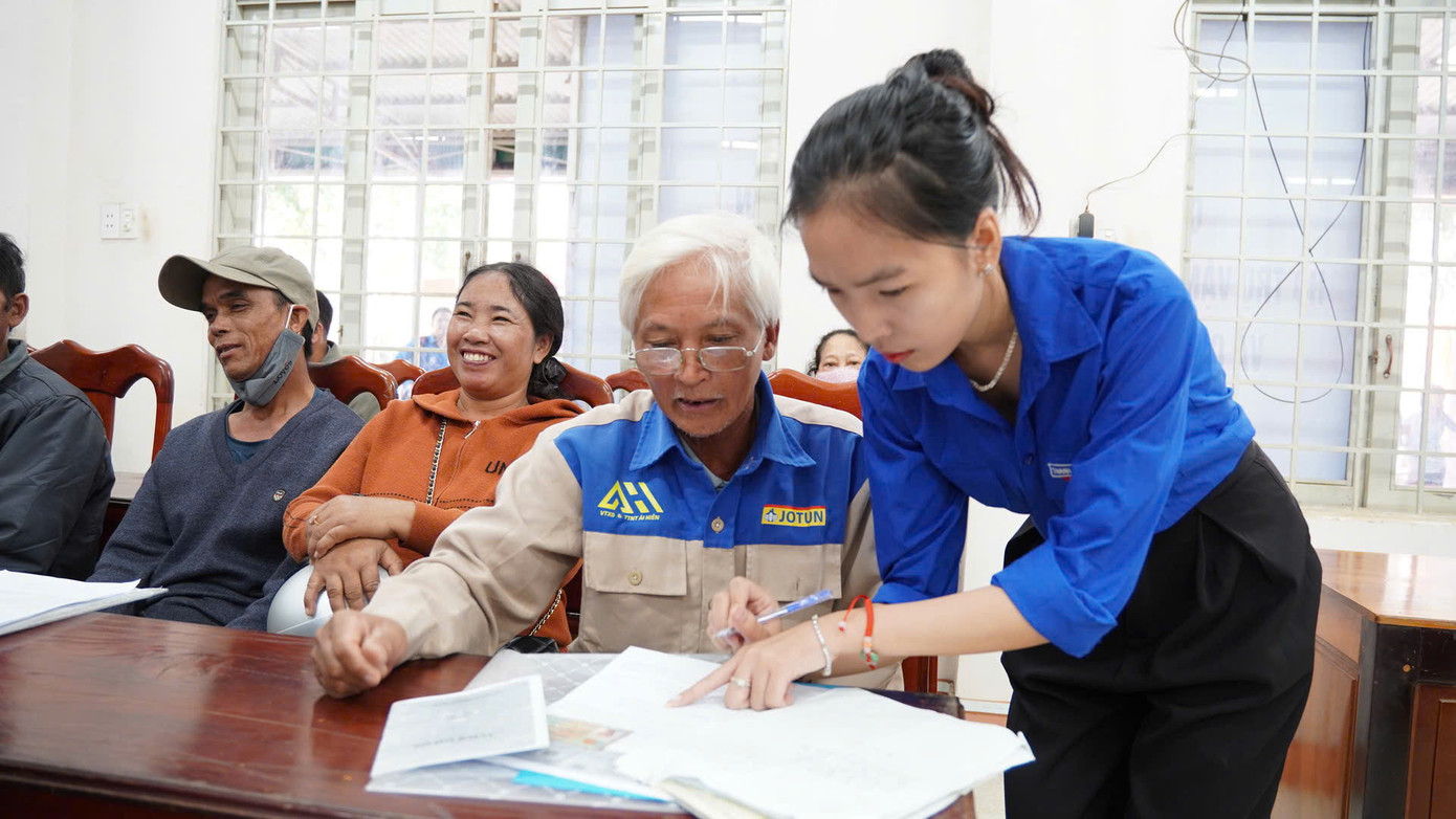 Theo Quỳnh Chi, trong quá trình hỗ trợ người dân đến làm thủ tục, khá nhiều cô bác là đồng bào dân tộc thiểu số, có nhiều bác chưa quen với các mẫu giấy tờ hành chính, gặp một số khó khăn về sử dụng điện thoại thông minh như đã cài VNeID nhưng chưa sử dụng bao giờ hoặc quên mật khẩu, nên ban đầu còn hơi lúng túng. Các bạn tình nguyện viên là người dân tộc thiểu số cùng tham gia hỗ trợ, nên việc hướng dẫn, giải thích dễ dàng hơn.