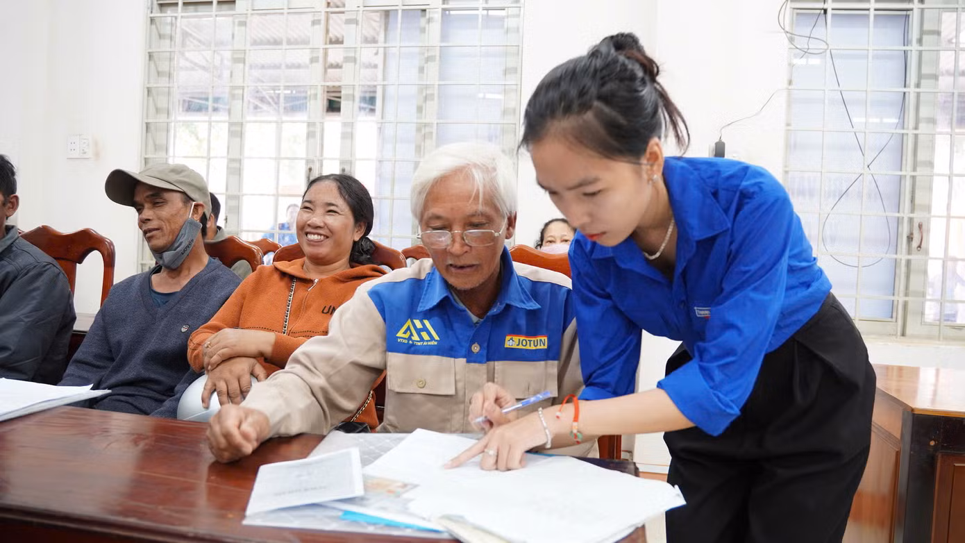 Theo Quỳnh Chi, trong quá trình hỗ trợ người dân đến làm thủ tục, khá nhiều cô bác là đồng bào dân tộc thiểu số, có nhiều bác chưa quen với các mẫu giấy tờ hành chính, gặp một số khó khăn về sử dụng điện thoại thông minh như đã cài VNeID nhưng chưa sử dụng bao giờ hoặc quên mật khẩu, nên ban đầu còn hơi lúng túng. Các bạn tình nguyện viên là người dân tộc thiểu số cùng tham gia hỗ trợ, nên việc hướng dẫn, giải thích dễ dàng hơn.