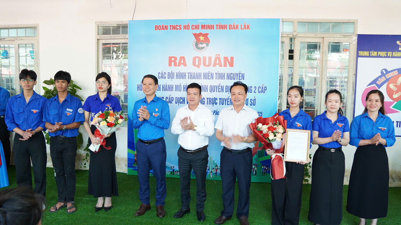 Dịp này, Thường trực Tỉnh Đoàn, lãnh đạo Đảng ủy xã Krông Pắc trao quyết định thành lập Đội Thanh niên tình nguyện hỗ trợ vận hành đơn vị hành chính xã Krông Pắc, gồm 30 thành viên; trao thư chúc mừng cho các công dân hoàn thành đăng ký các giấy tờ liên quan đến thủ tục hành chính.