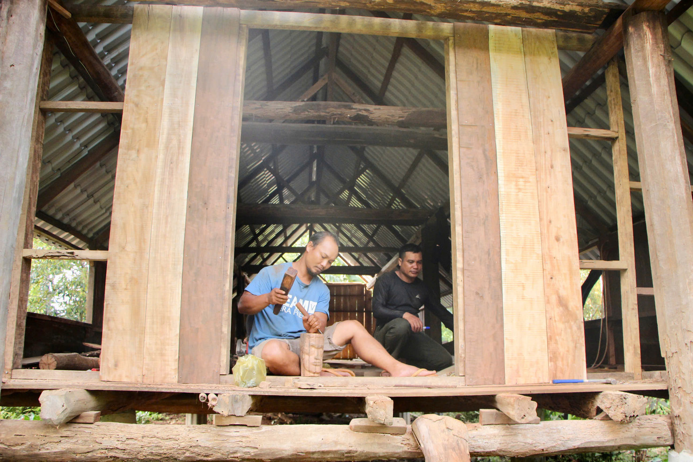 Ông Y Bhiông đang hoàn thiện ngôi nhà của mình để đón du khách.