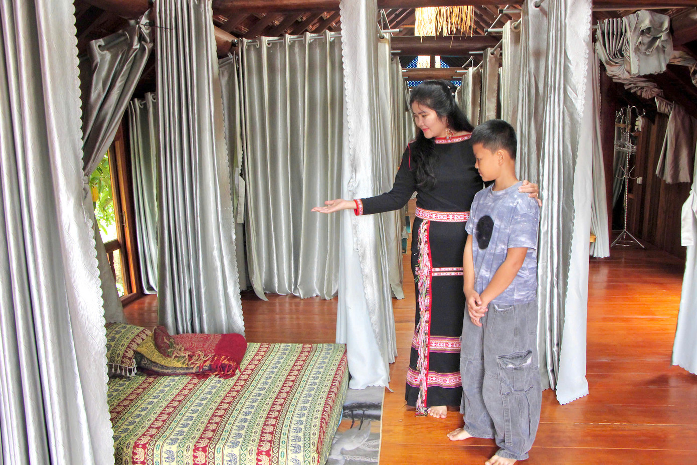 Chị H'Belly giới thiệu về không gian lưu trú của gia đình.