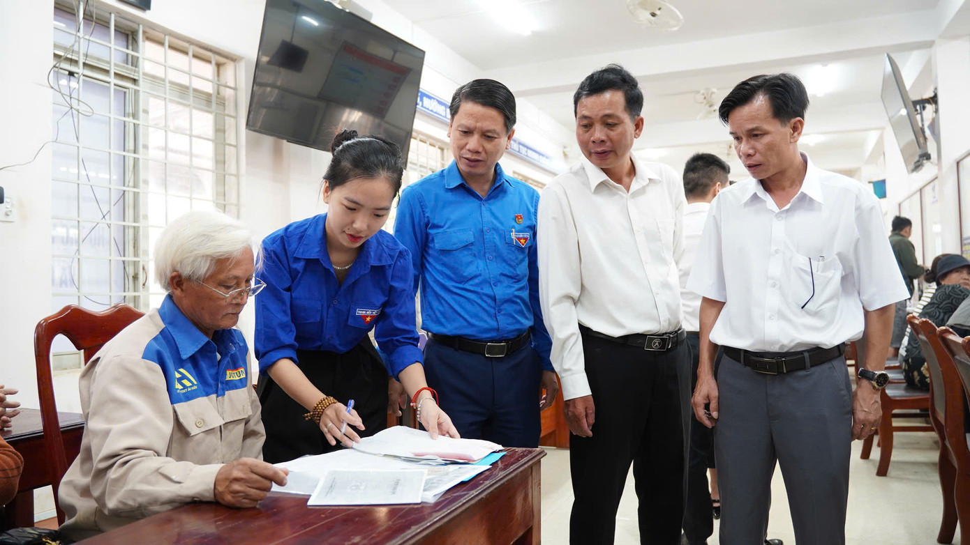 Bạn Nguyễn Quỳnh Chi, thành viên đội hình tình nguyện xã Krông Pắc chia sẻ, hôm nay người dân đến làm thủ tục rất đông. Nhiều trường hợp đến làm giấy tờ đất đai, có nhiều bác lớn tuổi, mắt kém nên việc đọc và viết gặp nhiều khó khăn. Quỳnh Chi và thành viên đội hình hỗ trợ giúp điền các thông tin trong giấy tờ kê khai đất đai, hoàn thiện hồ sơ một cách chính xác và nhanh chóng hơn.