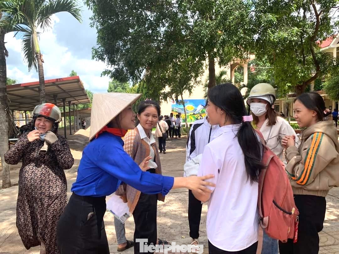 Cán bộ Đoàn, đoàn viên, thanh niên trao tặng nước, sữa, đồ dùng học tập. Bên cạnh đó, hỗ trợ, hướng dẫn thí sinh và người thân trong trường hợp cần thiết.