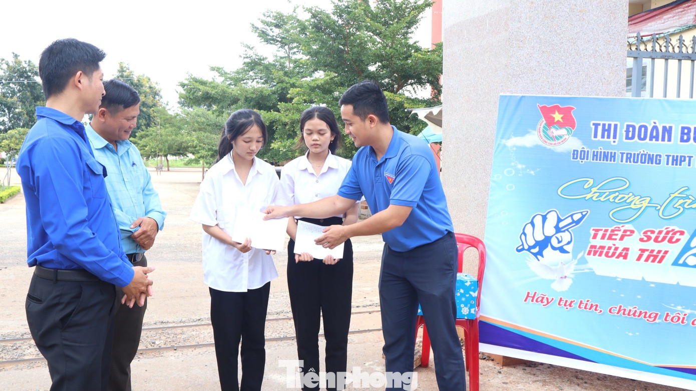 Mồ côi cả cha lẫn mẹ, em H&apos;Nit Adrơng (xã Hòa Xuân, TP Buôn Ma Thuột) ở với bà. Gia đình khó khăn, H&apos;Nít luôn cố gắng chăm chỉ học tập, tham gia các hoạt động của trường lớp. Những năm học cấp 2, H&apos;Nít luôn đạt học sinh tiên tiến. Em tự nhủ sẽ cố gắng học tập tốt để không phụ công chăm sóc của bà.