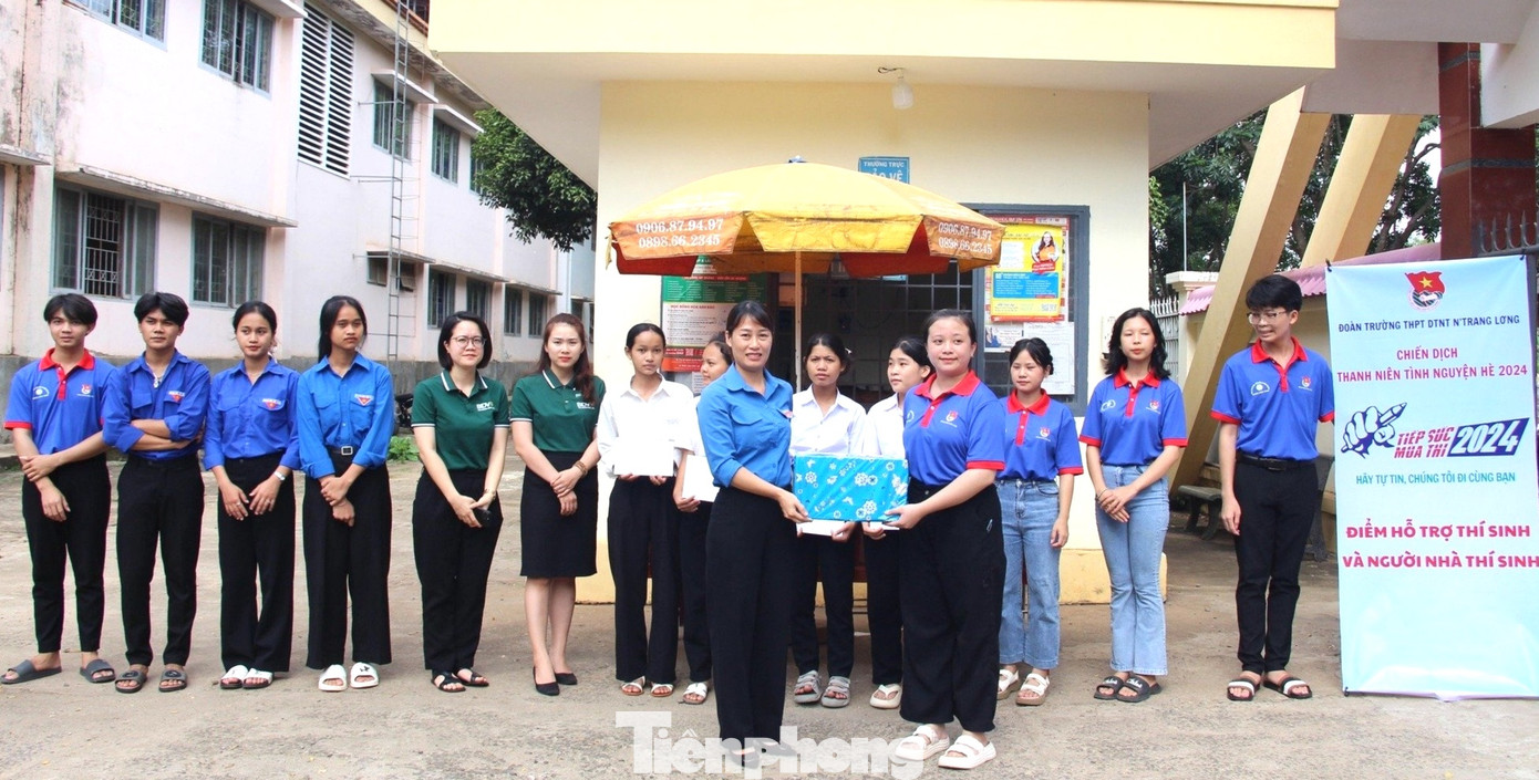 Từ ngày 6-8/6/2024, Ban Thường vụ Tỉnh Đoàn, Hội Sinh viên Việt Nam tỉnh Đắk Lắk đã đến thăm hỏi, động viên đội hình “Tiếp sức mùa thi” tại các điểm thi trên địa bàn tỉnh.