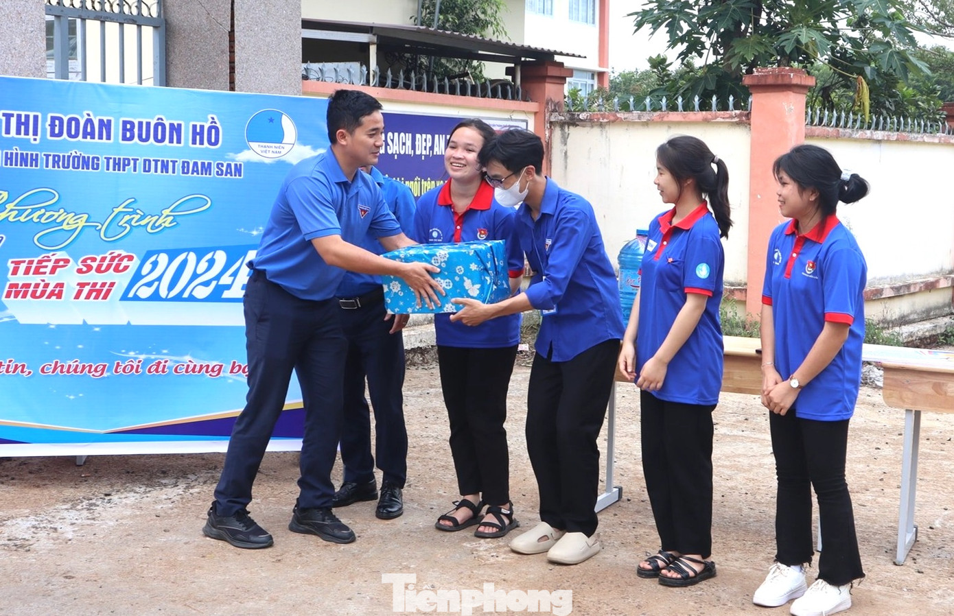 Ngày 7/6, Đoàn công tác đã thăm và tặng quà các đội hình “Tiếp sức mùa thi” tại Trường THPT Dân tộc nội trú Đam San (thị xã Buôn Hồ) và trao 2 suất học bổng cho thí sinh khó khăn.