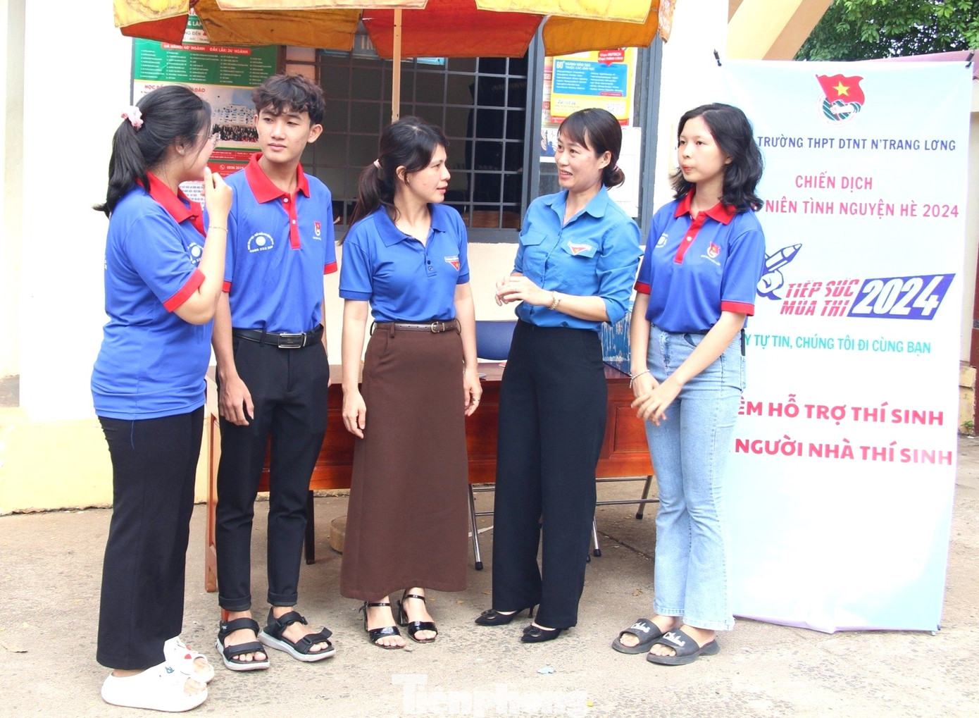 Ngày 6/6, Đoàn đã thăm hỏi, động viên đội hình “Tiếp sức mùa thi” tại Trường THPT Dân tộc nội trú Nơ Trang Lơng. Tại đây, Đoàn trao tặng các suất học bổng cho học sinh có hoàn cảnh khó khăn.