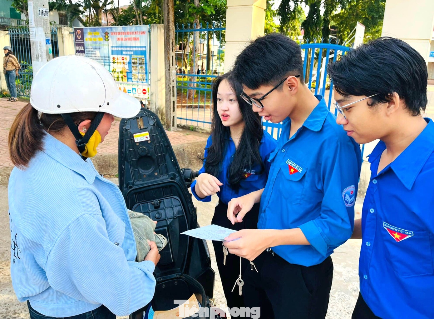 Từ ngày 6-8/6/2024, đội hình “Tiếp sức mùa thi” huyện Krông Pắc đã hỗ trợ và thực hiện công tác chuẩn bị cho ngày thi vào lớp 10 của Trường THPT Nguyễn Bỉnh Khiêm với trên 500 thí sinh tham dự kỳ thi.