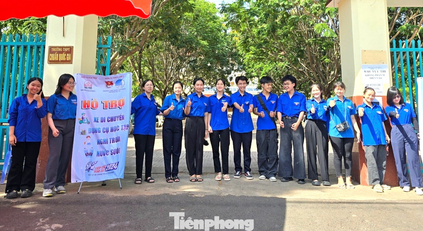 Ban Thường vụ Thành Đoàn Buôn Ma Thuột ra quân đội hình tiếp sức mùa thi, hỗ trợ các em học sinh trong kỳ thi tuyển sinh lớp 10 năm 2024 tại 2 điểm thi THPT Lê Quý Đôn và THPT Buôn Ma Thuột.