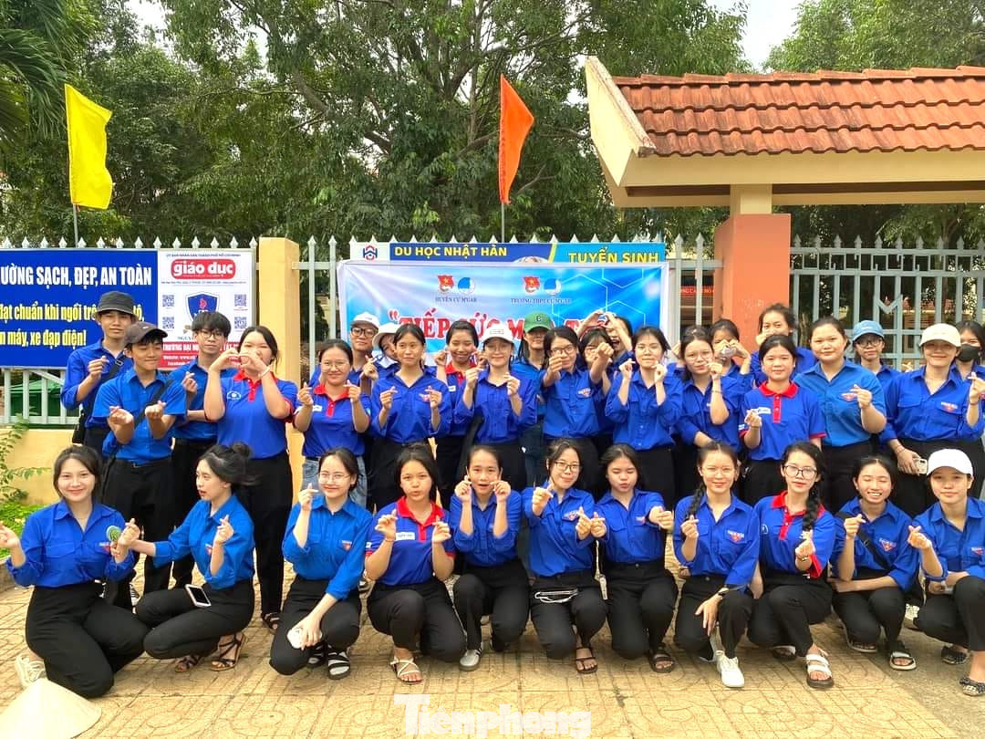 Nhằm đồng hành, hỗ trợ các thí sinh tham gia kỳ thi tuyển sinh thi lớp 10 THPT năm học 2024-2025, Huyện đoàn Cư M&apos;gar tổ chức chương trình “Tiếp sức mùa thi” tại các điểm trường THPT Cư M&apos;gar.