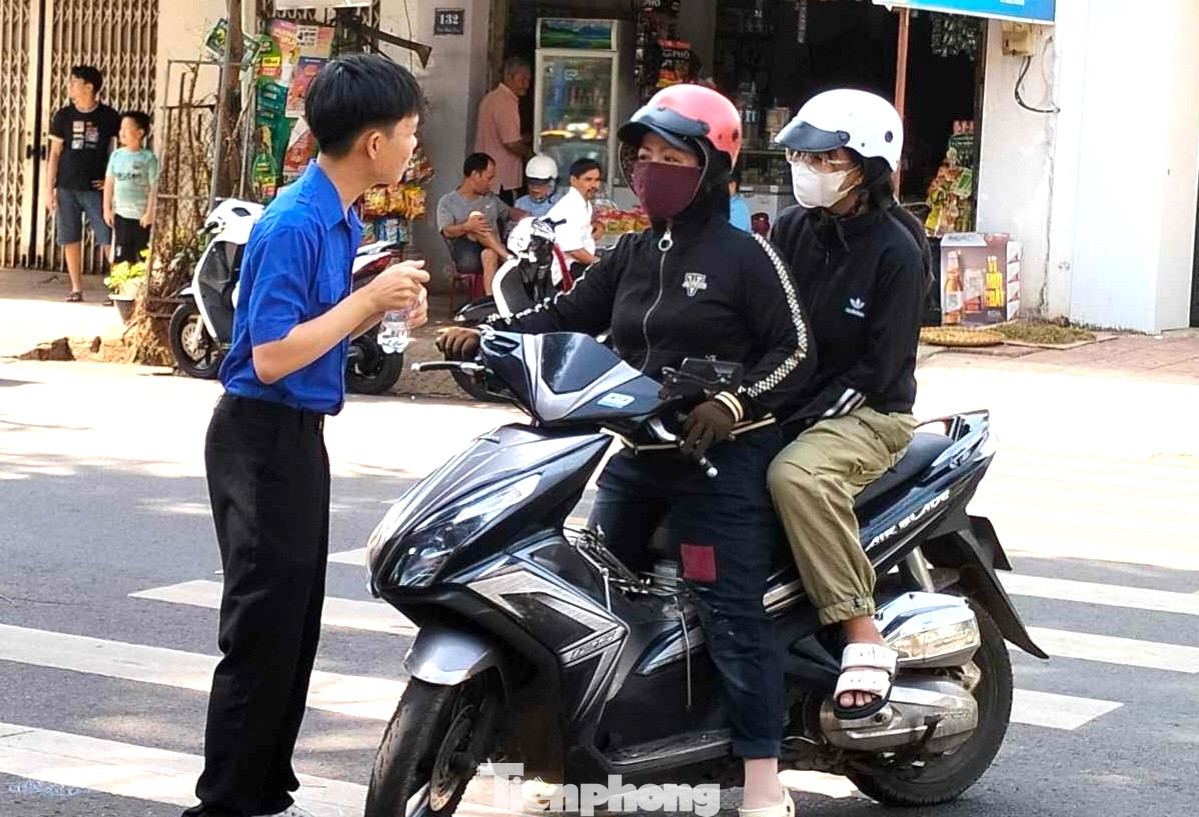 Tại ngày thi, các thí sinh được tình nguyện viên hướng dẫn tận tình, phát nước miễn phí.